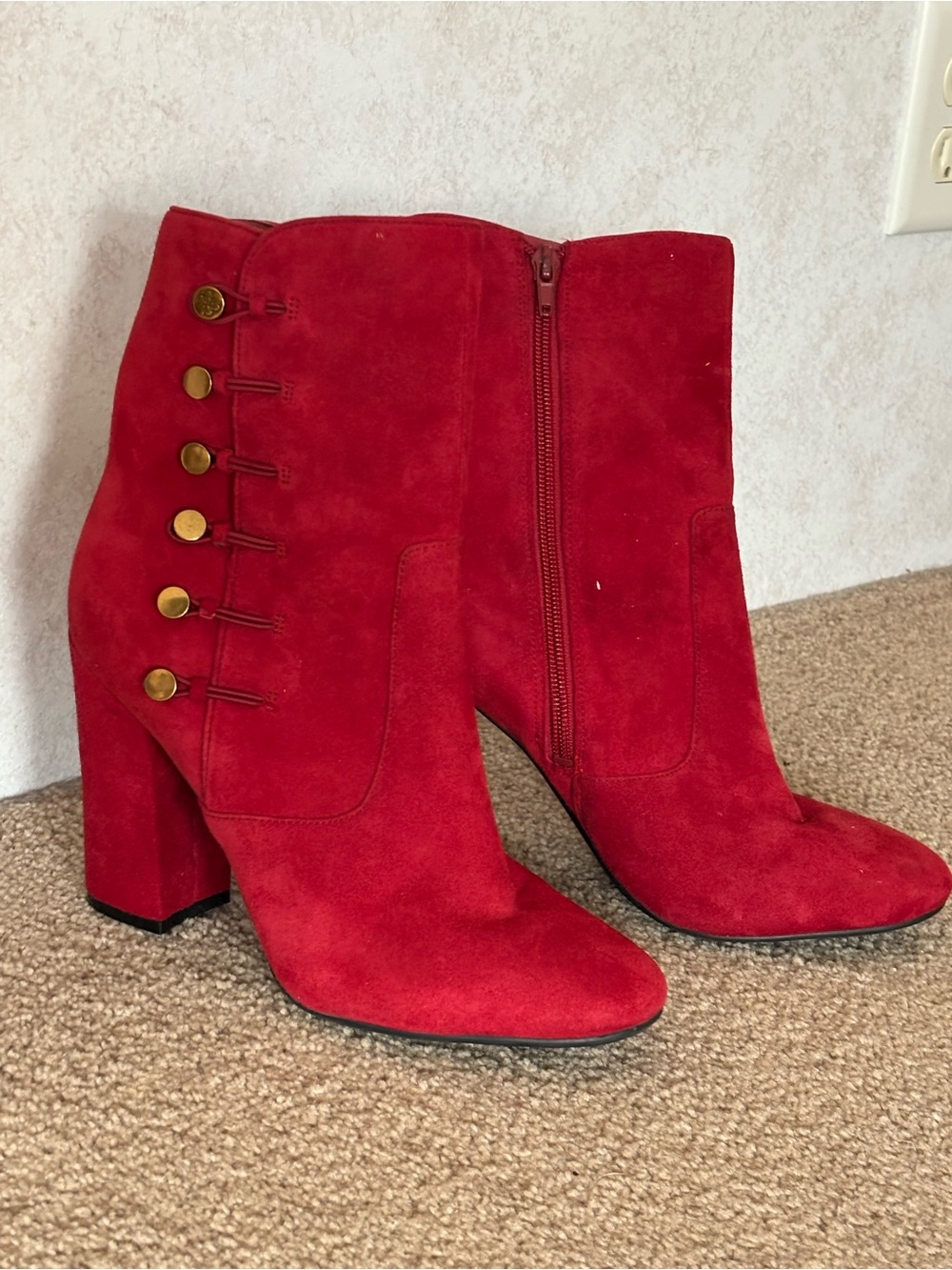Gorgeous GUESS women’s boots in a rich red/burgundy suede finish. These stylish